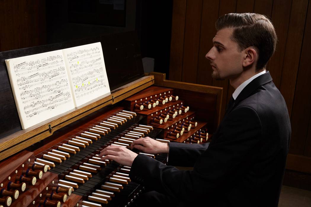 Vincent Knüppe spielt an der Orgel