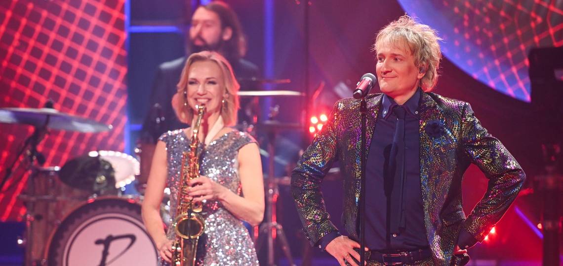 Saxophonspielerin und Mr. Rod auf der Bühne