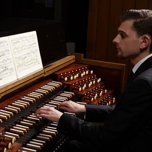 Vincent Knüppe spielt an der Orgel